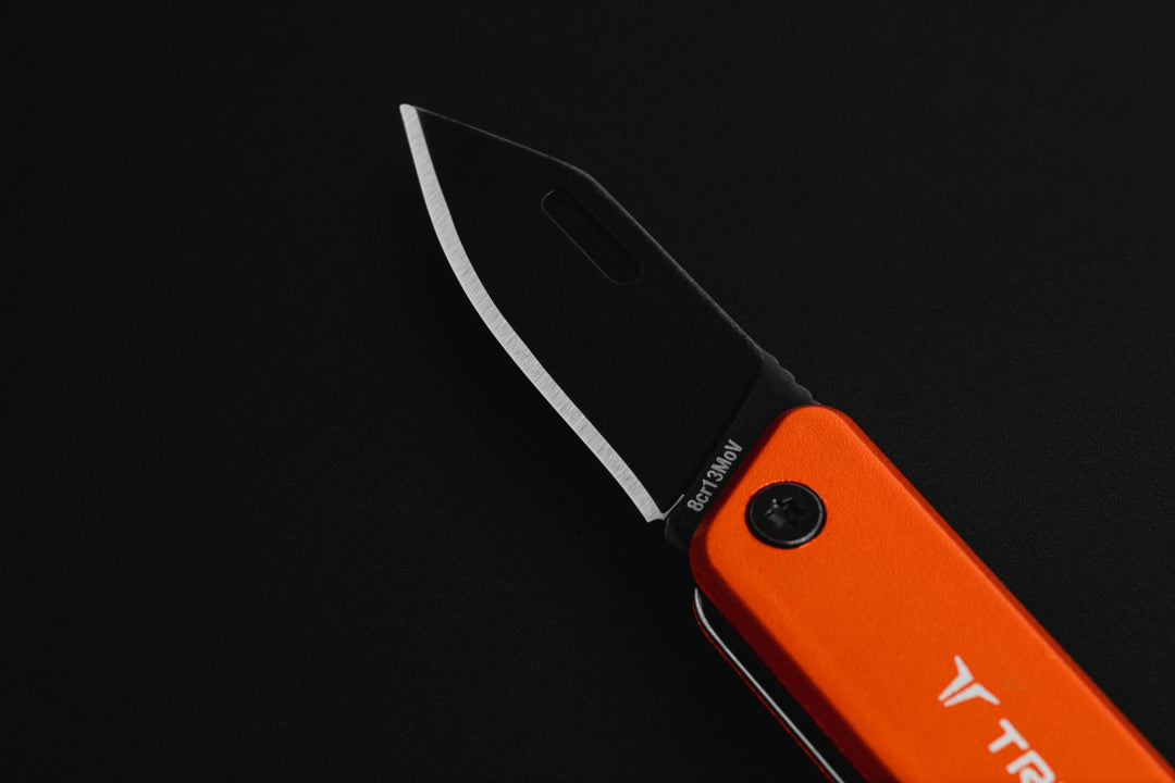 True Utility simply means ‘Really Useful’. Our collection of pocket tools are all about making sure you’re ready for whatever, while still being able to live light. The Modern KeyChain Knife is a compact knife with stylish, modern design. This perfectly sized knife features a carabiner clip to easily and quickly attach and remove from your keychain. The 3.8cm clip point blade is crafted from stainless steel, in both a mirror and black oxidized finish.