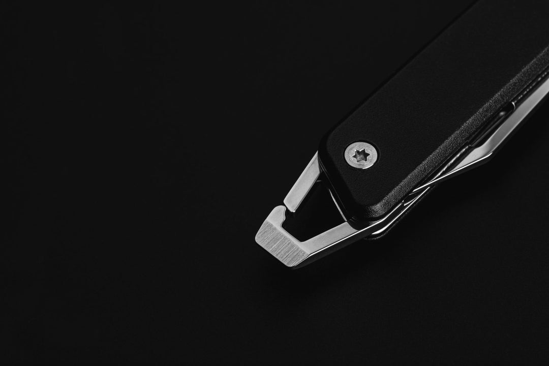 True Utility simply means ‘Really Useful’. Our collection of pocket tools are all about making sure you’re ready for whatever, while still being able to live light. The Modern KeyChain Knife is a compact knife with stylish, modern design. This perfectly sized knife features a carabiner clip to easily and quickly attach and remove from your keychain. The 3.8cm clip point blade is crafted from stainless steel, in both a mirror and black oxidized finish.