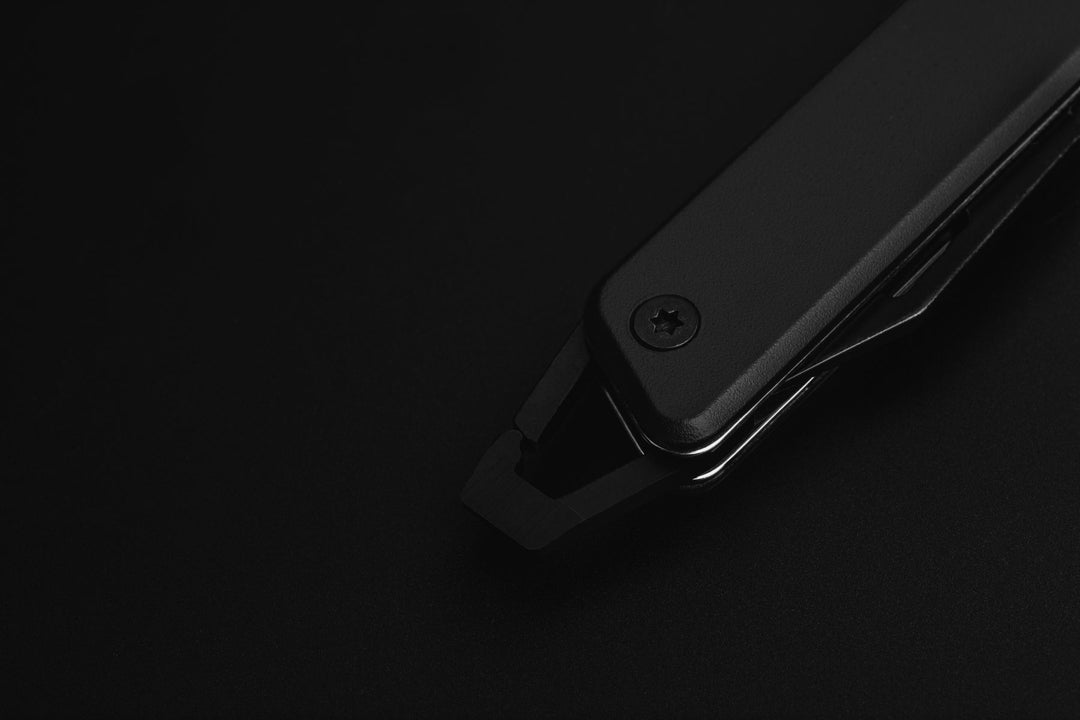 True Utility simply means ‘Really Useful’. Our collection of pocket tools are all about making sure you’re ready for whatever, while still being able to live light. The Modern KeyChain Knife is a compact knife with stylish, modern design. This perfectly sized knife features a carabiner clip to easily and quickly attach and remove from your keychain. The 3.8cm clip point blade is crafted from stainless steel, in both a mirror and black oxidized finish.
