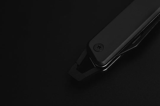 True Utility simply means ‘Really Useful’. Our collection of pocket tools are all about making sure you’re ready for whatever, while still being able to live light. The Modern KeyChain Knife is a compact knife with stylish, modern design. This perfectly sized knife features a carabiner clip to easily and quickly attach and remove from your keychain. The 3.8cm clip point blade is crafted from stainless steel, in both a mirror and black oxidized finish.