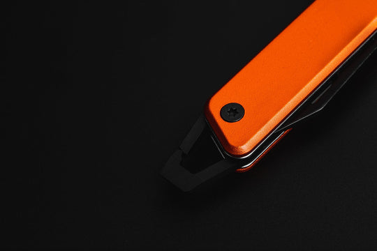 True Utility simply means ‘Really Useful’. Our collection of pocket tools are all about making sure you’re ready for whatever, while still being able to live light. The Modern KeyChain Knife is a compact knife with stylish, modern design. This perfectly sized knife features a carabiner clip to easily and quickly attach and remove from your keychain. The 3.8cm clip point blade is crafted from stainless steel, in both a mirror and black oxidized finish.