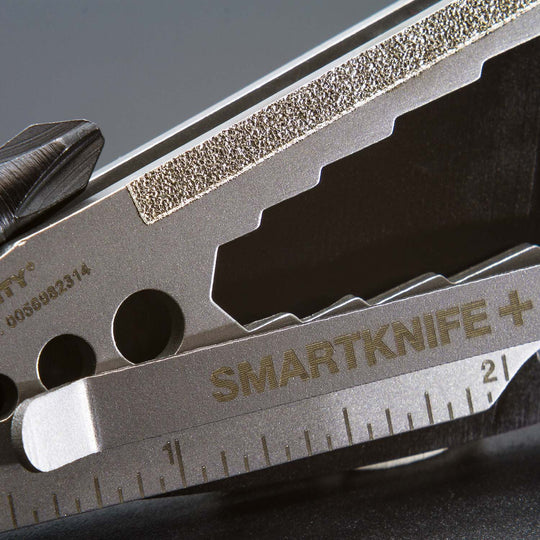 True Utility simply means ‘Really Useful’. Our collection of pocket tools are all about making sure you’re ready for whatever, while still being able to live light. Smartknife+ has 5 wrenches and 3 wire strippers, a pry bar function – ideal for removing unwanted nails, rulers, and a pocket clip and bottle opener