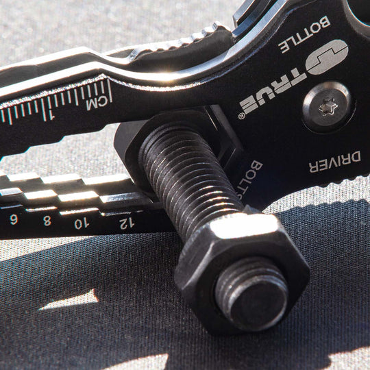 True Utility simply means ‘Really Useful’. Our collection of pocket tools are all about making sure you’re ready for whatever, while still being able to live light. Smartknife+ has 5 wrenches and 3 wire strippers, a pry bar function – ideal for removing unwanted nails, rulers, and a pocket clip and bottle opener