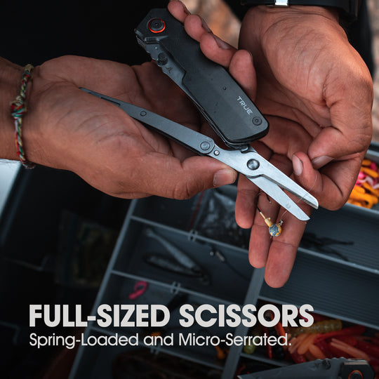 True Utility simply means ‘Really Useful’. Our collection of pocket tools are all about making sure you’re ready for whatever, while still being able to live light.  The DUAL CUTTER is a sleek, 2-in-1 cutting tool that houses a 7cm fine edge Tanto blade and a pair of spring-loaded, 4cm micro-serrated scissors.