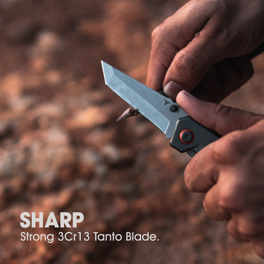 True Utility simply means ‘Really Useful’. Our collection of pocket tools are all about making sure you’re ready for whatever, while still being able to live light.  The DUAL CUTTER is a sleek, 2-in-1 cutting tool that houses a 7cm fine edge Tanto blade and a pair of spring-loaded, 4cm micro-serrated scissors.