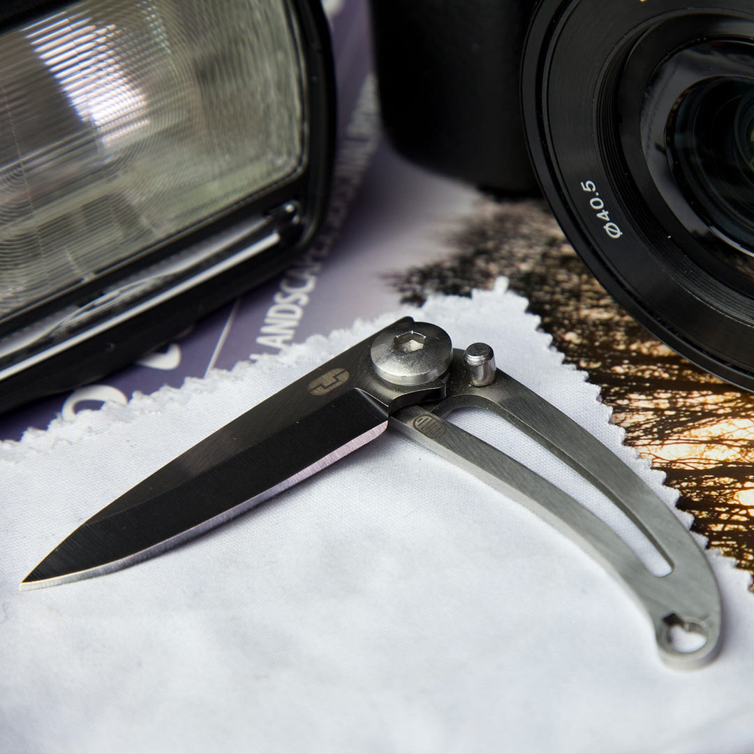 True Utility simply means ‘Really Useful’. Our collection of pocket tools are all about making sure you’re ready for whatever, while still being able to live light. The Bare knife features a quick release locking blade pin, this acts as a secure blade guard when the knife is not in use.