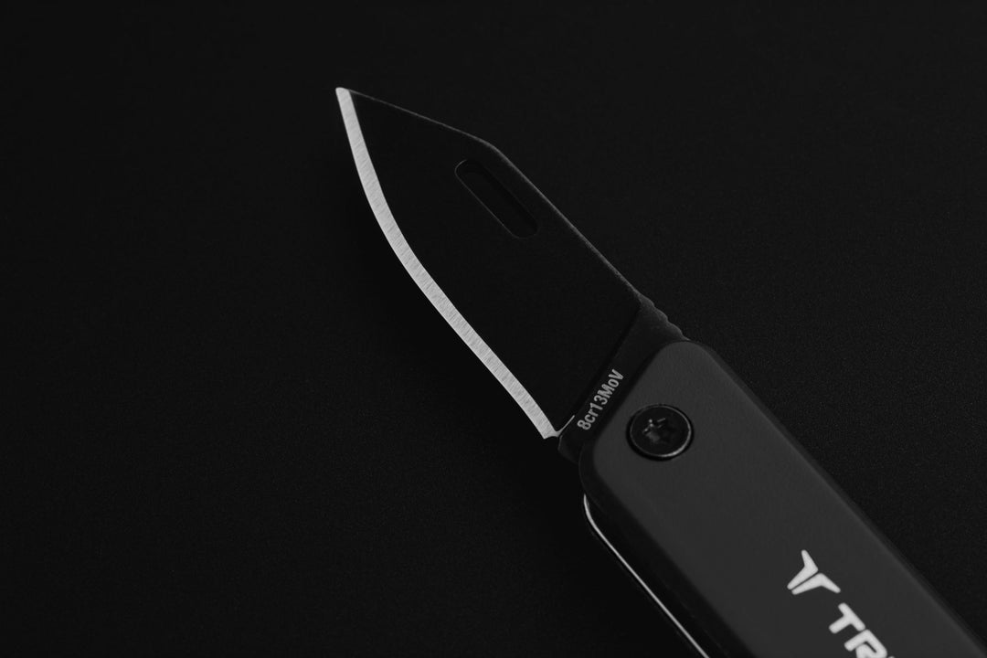 True Utility simply means ‘Really Useful’. Our collection of pocket tools are all about making sure you’re ready for whatever, while still being able to live light. The Modern KeyChain Knife is a compact knife with stylish, modern design. This perfectly sized knife features a carabiner clip to easily and quickly attach and remove from your keychain. The 3.8cm clip point blade is crafted from stainless steel, in both a mirror and black oxidized finish.