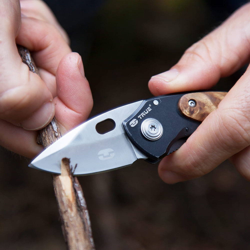 True Utility simply means ‘Really Useful’. Our collection of pocket tools are all about making sure you’re ready for whatever, while still being able to live light. The Jacknife is a very tough pocket knife that doesn’t compromise on anything. With its mahogany wooden handle insert and its fine sandblasted 420 grade stainless steel folding blade; this knife has a quality like no other.