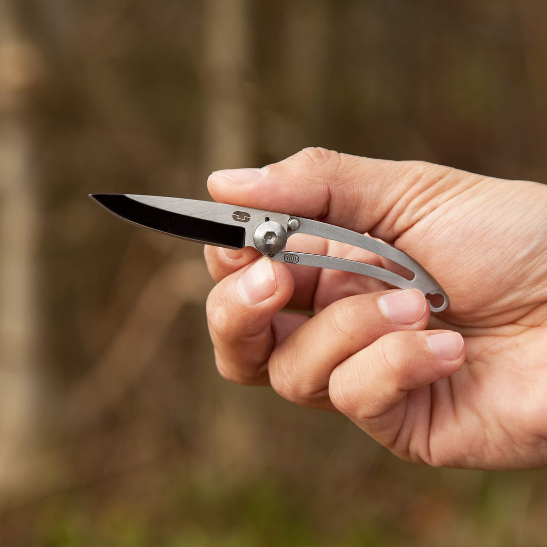 True Utility simply means ‘Really Useful’. Our collection of pocket tools are all about making sure you’re ready for whatever, while still being able to live light. The Bare knife features a quick release locking blade pin, this acts as a secure blade guard when the knife is not in use.