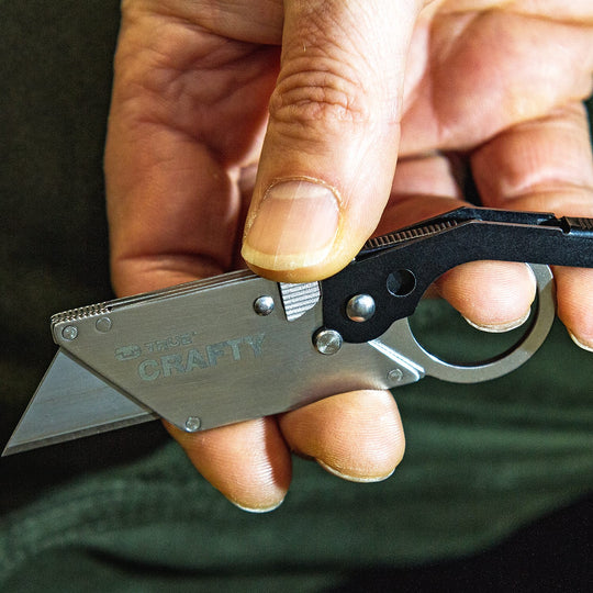 True Utility simply means ‘Really Useful’. Our collection of pocket tools are all about making sure you’re ready for whatever, while still being able to live light. Crafty is a personal utility knife that clips to anything. Featuring a folding blade guard that becomes a handle, and a quick release carabiner clip that also works as a finger hole. Crafty features a circular quick release carabiner clip, with a black Titanium coated stainless steel gate.