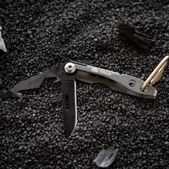 True Utility simply means ‘Really Useful’. Our collection of pocket tools are all about making sure you’re ready for whatever, while still being able to live light. The Tweezer Tool is an essential micro toolkit with integrated, durable keyring tweezers and a secure ‘twist-lock’ mini carabiner clip. Featuring a fold out 4cm Black Oxide coated non-locking blade.