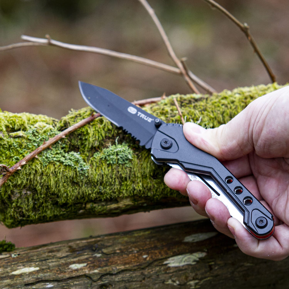 True Utility simply means ‘Really Useful’. Our collection of pocket tools are all about making sure you’re ready for whatever, while still being able to live light. Featuring an integrated steel/pocket clip on the reverse side for an easy carry option, a ridged thumb landing for extra grip, an integrated thumb stud that aids one handed opening.